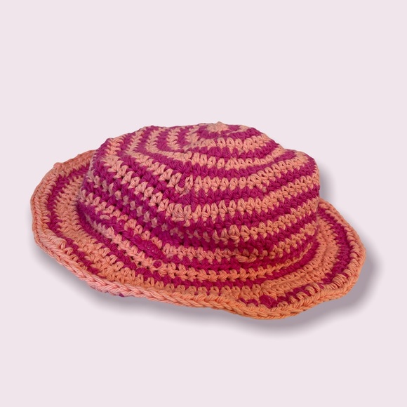 Handmade crochet bucket hat - Picture 1 of 3